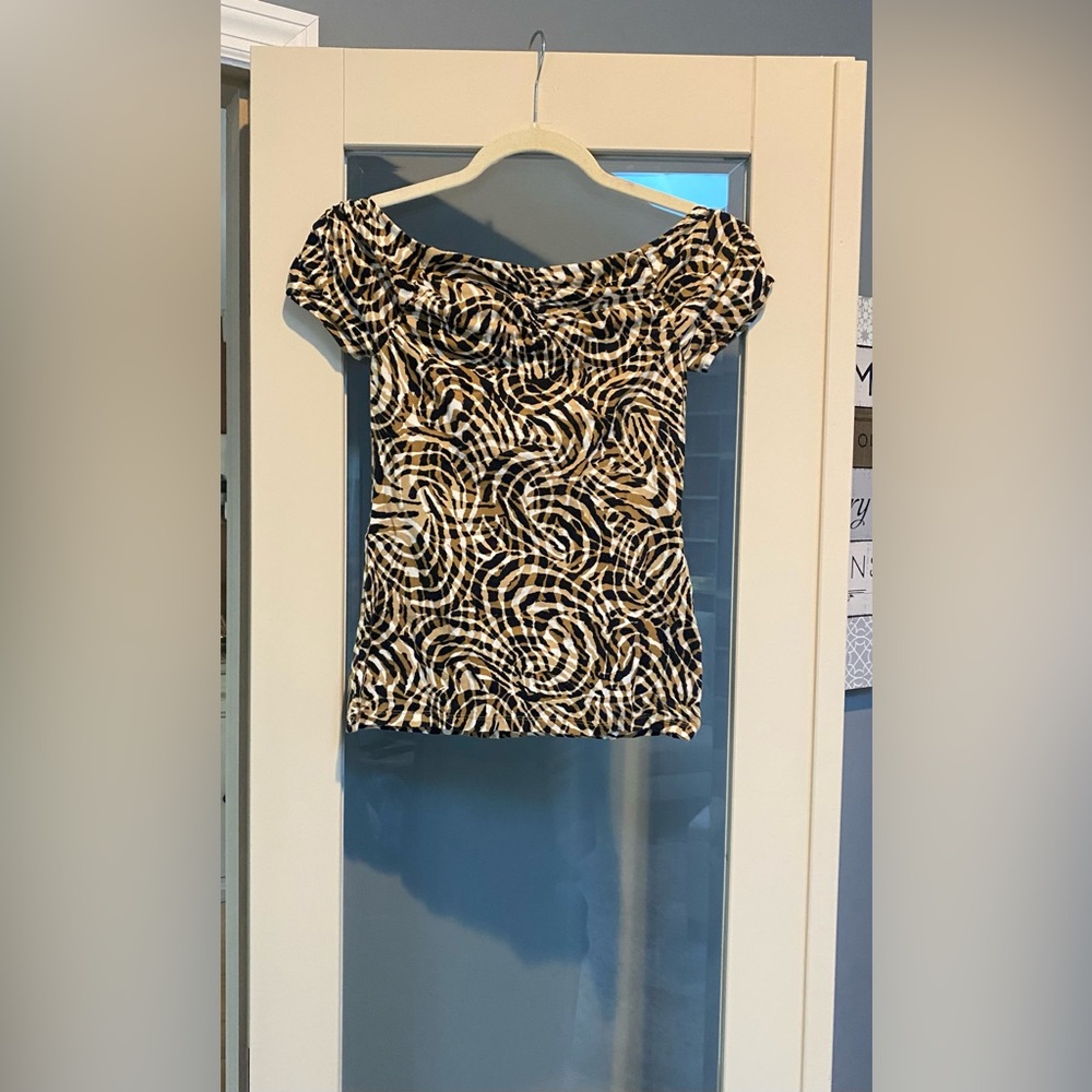 🤎🖤🤍Express Patterned Off-the-Shoulder Top - Picture 4 of 5